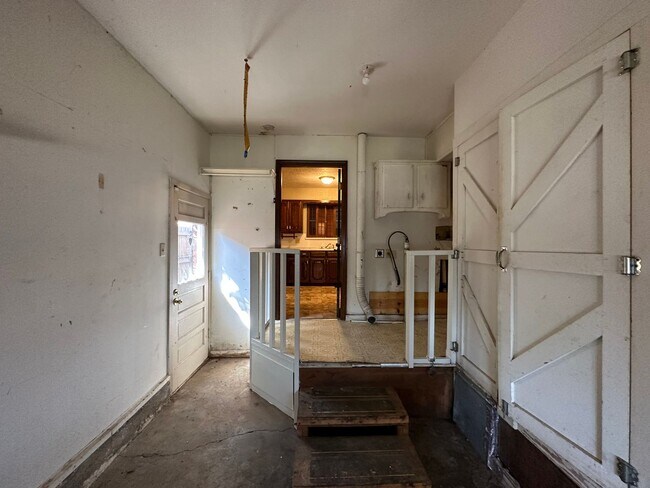 Building Photo - Spacious 3 bed, 1 1/2 bath, 1 car garage with carport