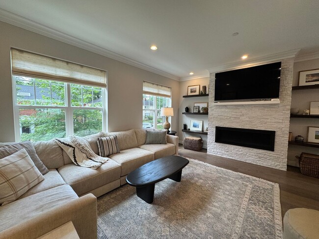 Building Photo - Luxurious 4 Bed 3.5 Bath End-Unit Brick To...