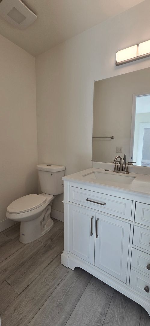 Building Photo - Beautifully Maintained & Convenient Townhome