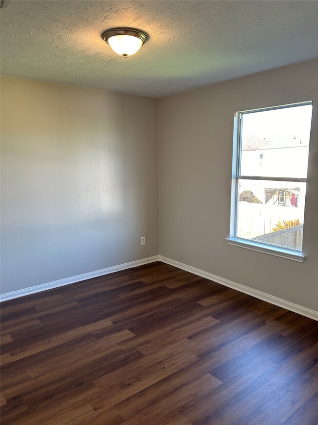Building Photo - 21523 Aldercy