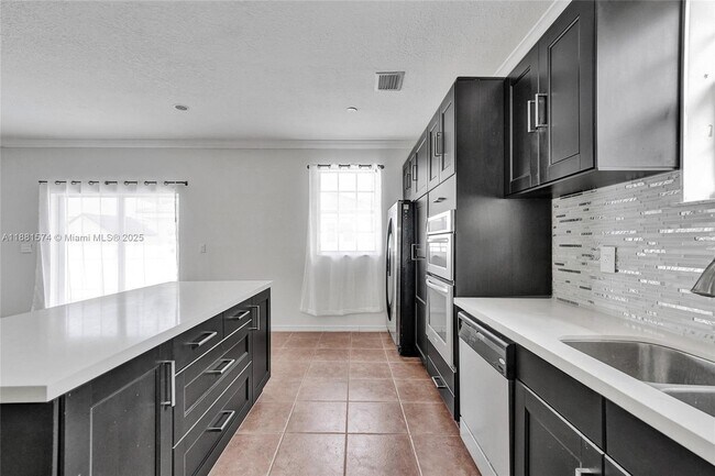 Building Photo - 3041 SW 88th Ave