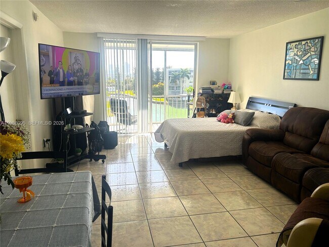 Building Photo - 2851 Leonard Dr