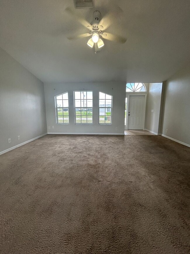 Building Photo - 3 Bedroom 2 Bath 2 Car Garage In Cape Coral!