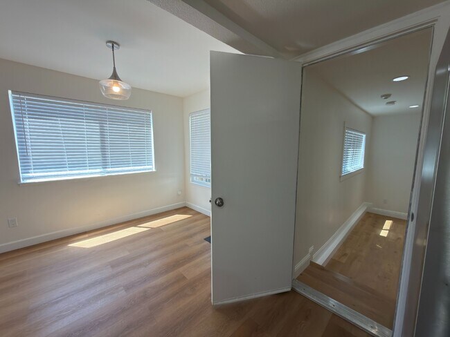 Building Photo - Prime Santa Clara Location | Bright 3BR/2.5BA End-Unit | 2 Primary Suites | Central Heat & AC