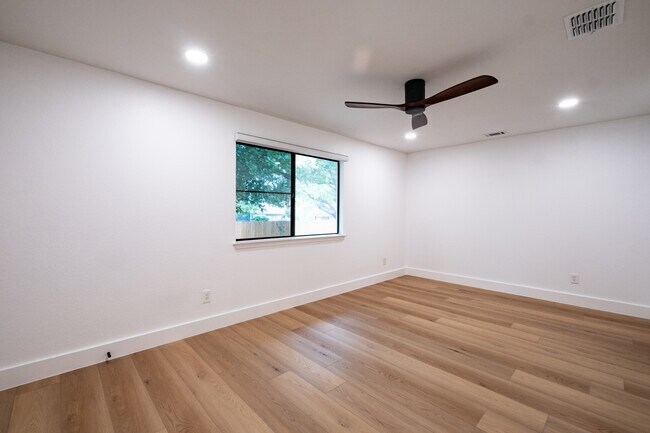 Building Photo - 1011 Bodgers Dr