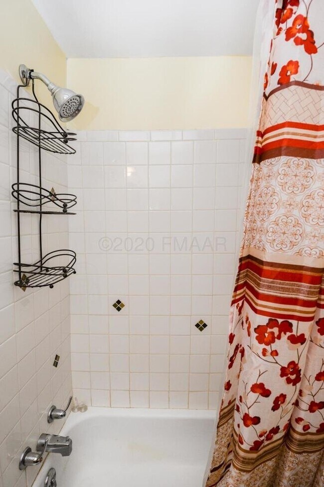 Building Photo - APPLICATION PENDING -- Gorgeous and spacio...