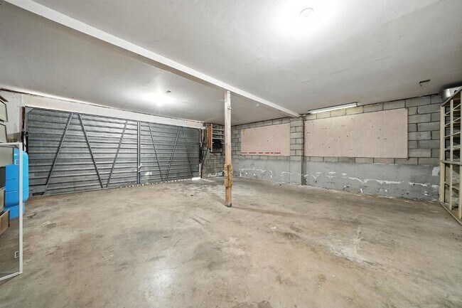Building Photo - Large 2 Bedroom Home