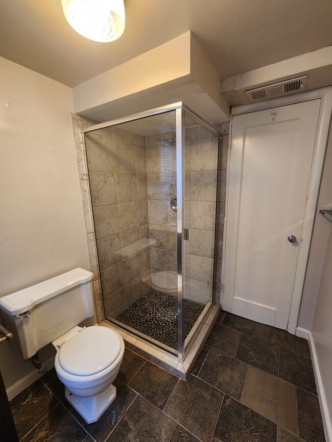 Building Photo - PRICE DECREASE! One Bed One Bath Garden Le...