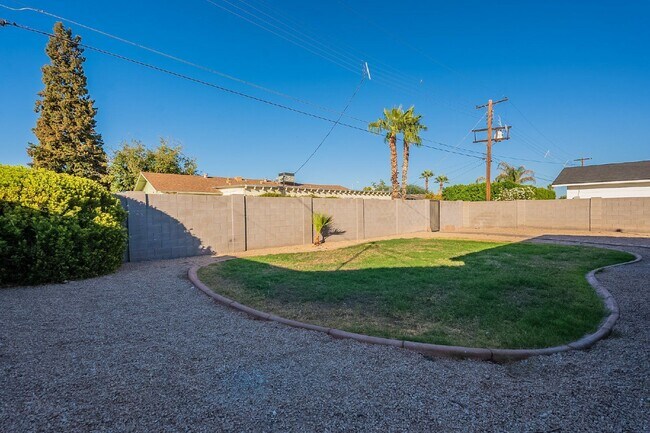 Building Photo - 8416 E Rancho Vista Dr