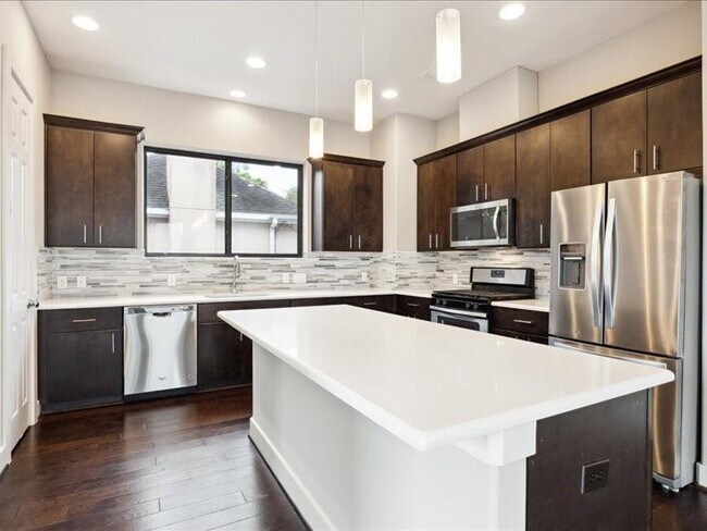 Building Photo - 3212 N MacGregor Way