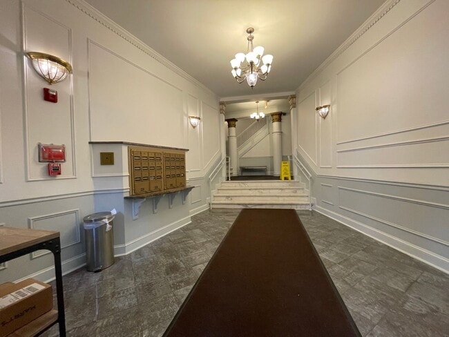 Building Photo - Bright & Sunny Large One Bedroom With Vaul...