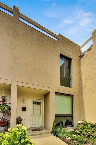 Building Photo - 1 Oak Tree Ct
