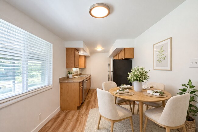 Building Photo - 2 Bed 1 Bath - New carpet - New paint - Great location!