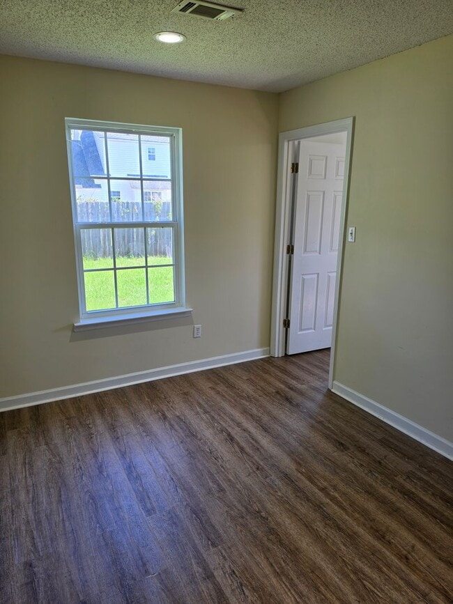 Building Photo - 620 Honey Ridge Ln