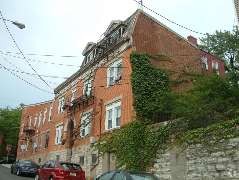 Building Photo - 2162 Stratford Ave