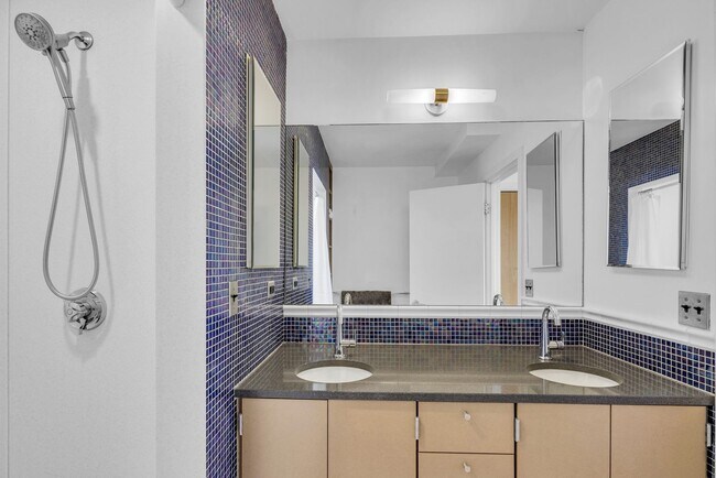 Building Photo - Downtown Anchorage Two Bedroom Two Bath wi...