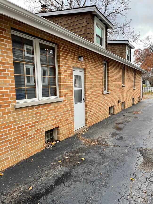 Building Photo - 573 Chicago Ave
