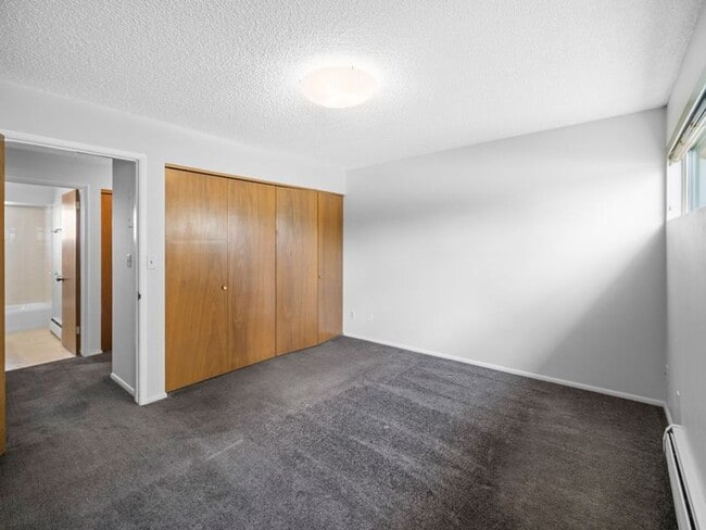 Building Photo - Modern Comfort: 1-Bedroom Apartment with B...