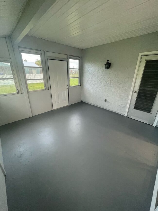 Building Photo - Annual Unfurnished Renovated Single-family Home near Mckibben Park!