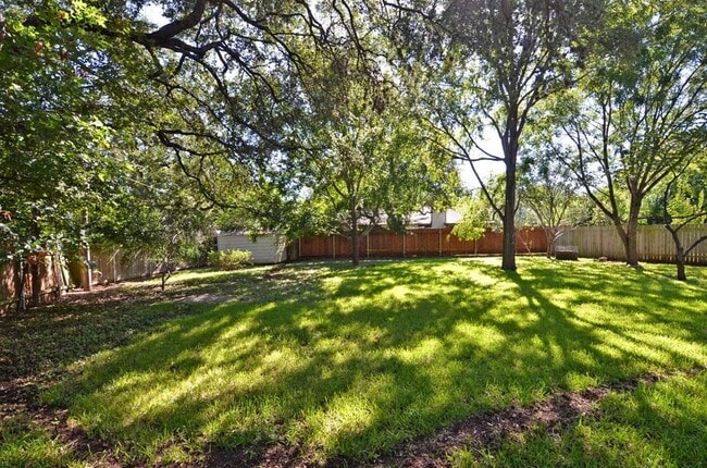 Building Photo - 6303 Earlyway Dr