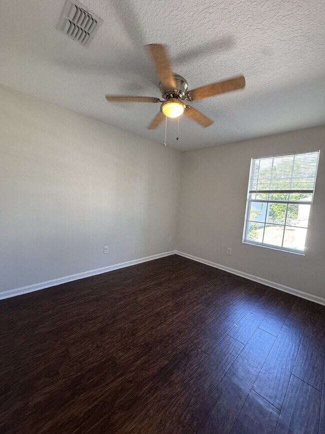 Building Photo - 4 bedroom 2.5 bath townhome with 1 car att...