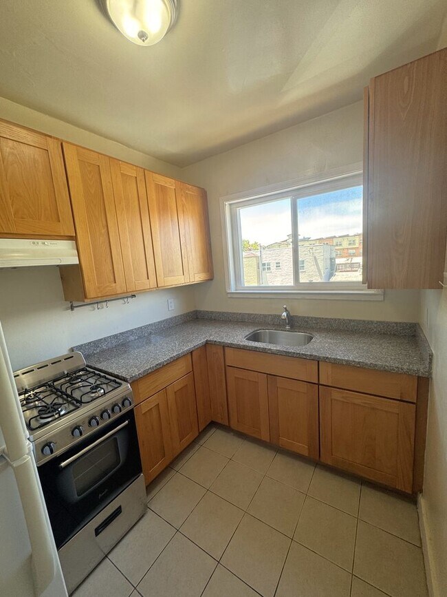 Building Photo - Very Bright Sunny, Quiet and Cozy location, this unit is Completely Renovated Studio