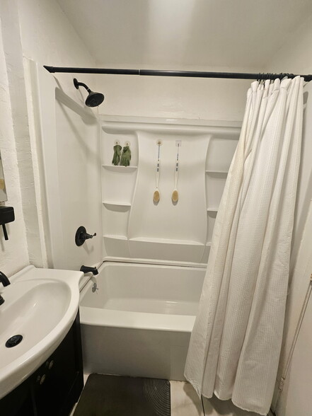 Building Photo - 714 S Record Ave