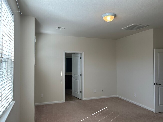 Building Photo - **READY FOR MOVE IN** Somersett Townhome