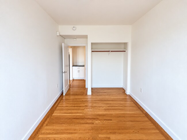 Building Photo - 944 Hayes St
