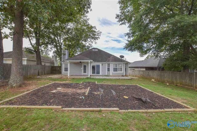 Building Photo - 2542 Bonnie Oaks Dr SW