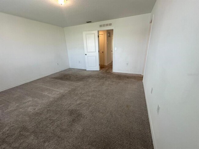 Building Photo - 118 Mandovi St