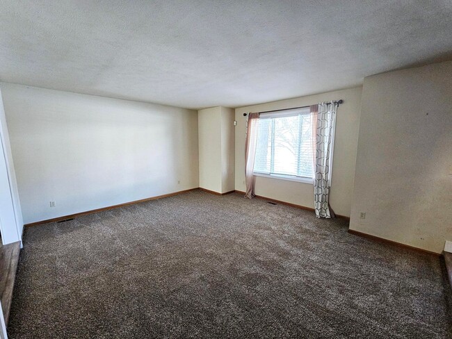 Building Photo - Beautiful 5 Bedroom Home Near the Cherry C...