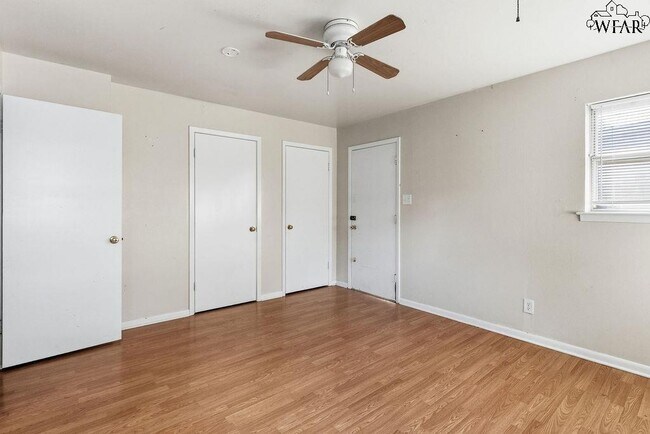 Building Photo - 4202 Meadowbrook Dr