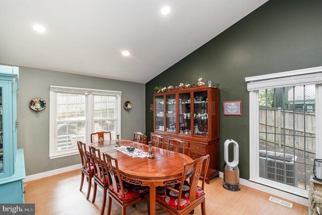 Building Photo - 15425 Beachview Dr