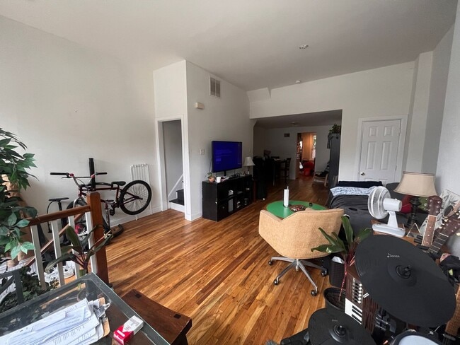 Primary Photo - 2945 W Girard Ave