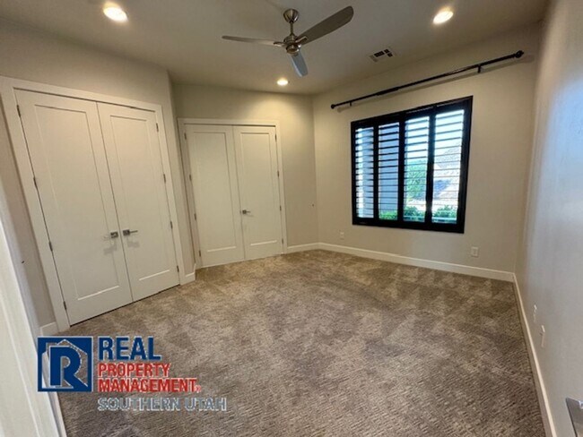 Building Photo - 4 Bedroom home on elevated Bloomington lot...
