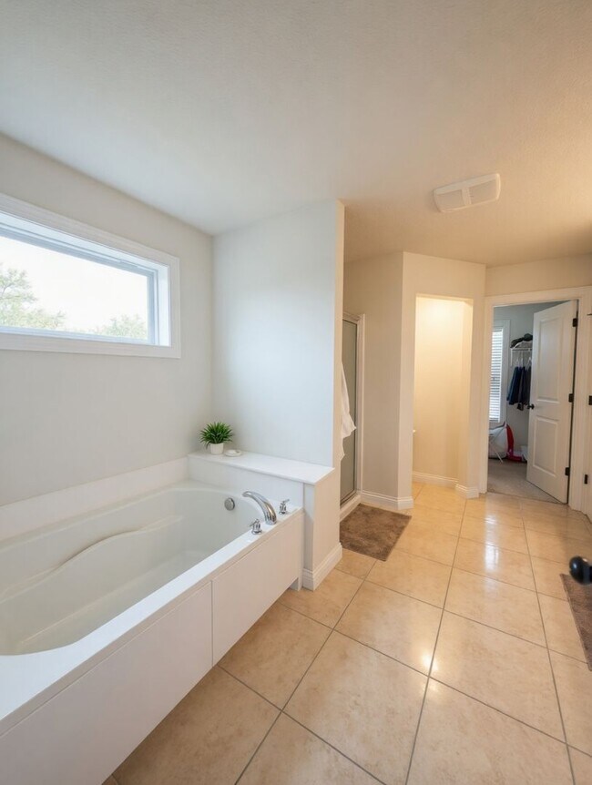 Building Photo - Beautiful 5bed 4bath Home, Nestled in a Prime Plymouth Neighborhood