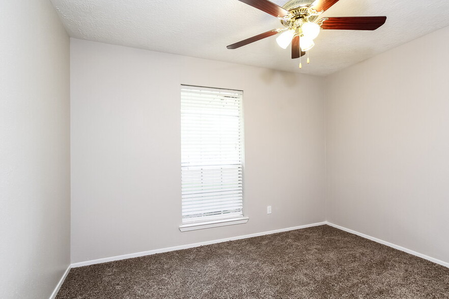 Building Photo - 9215 Grandview Park Dr