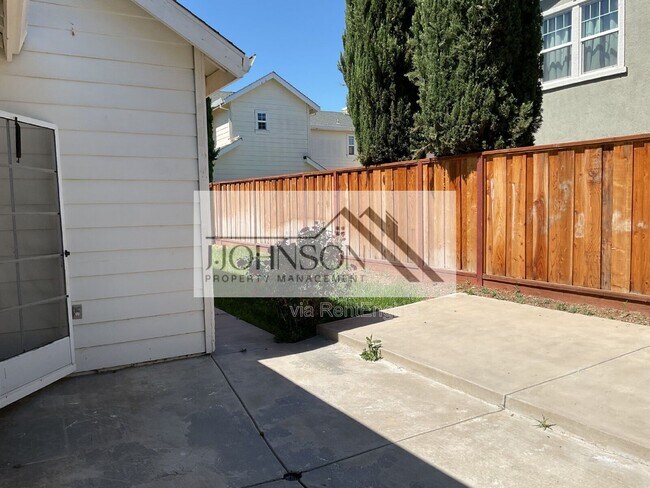 Building Photo - 4343 Middlefield Dr