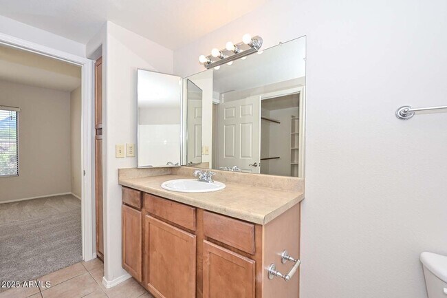 Building Photo - 750 E Northern Ave