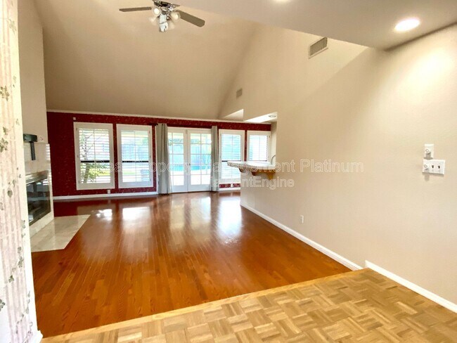 Building Photo - 672 W Ellery Ave