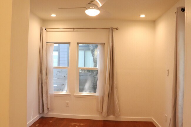 Building Photo - 713 E 45th St