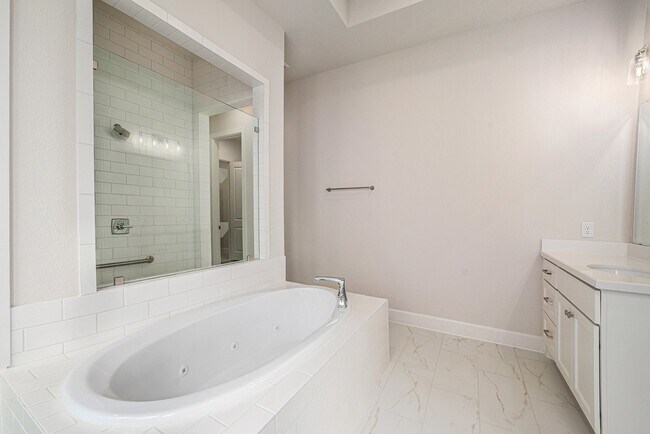 Building Photo - 3515 Lauriston Dr