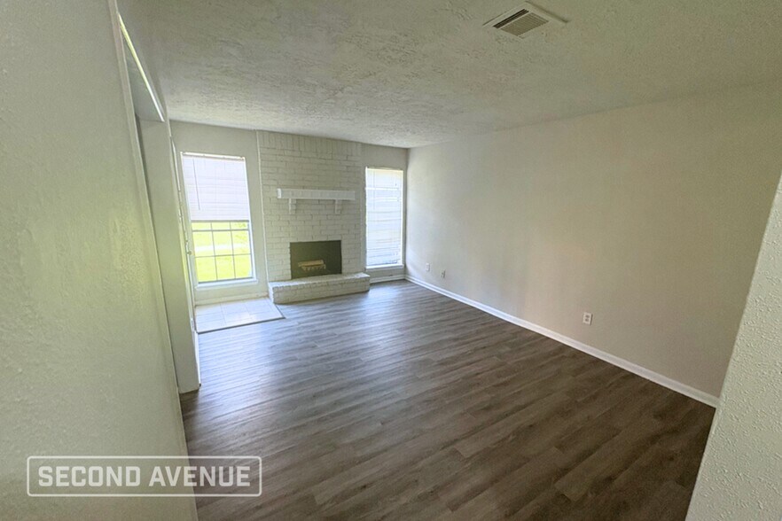 Building Photo - 3008 Beecave Dr