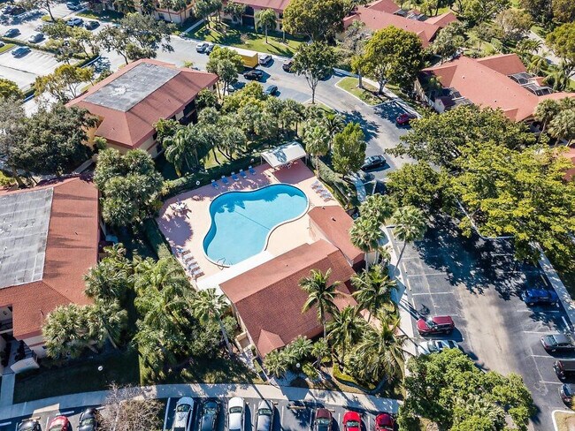 Building Photo - 2738 Carambola Cir S