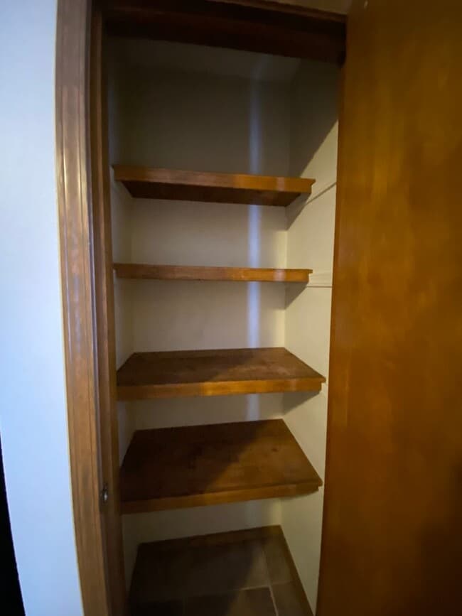 Building Photo - 2 bedroom 1.5 bath Townhome in a great loc...