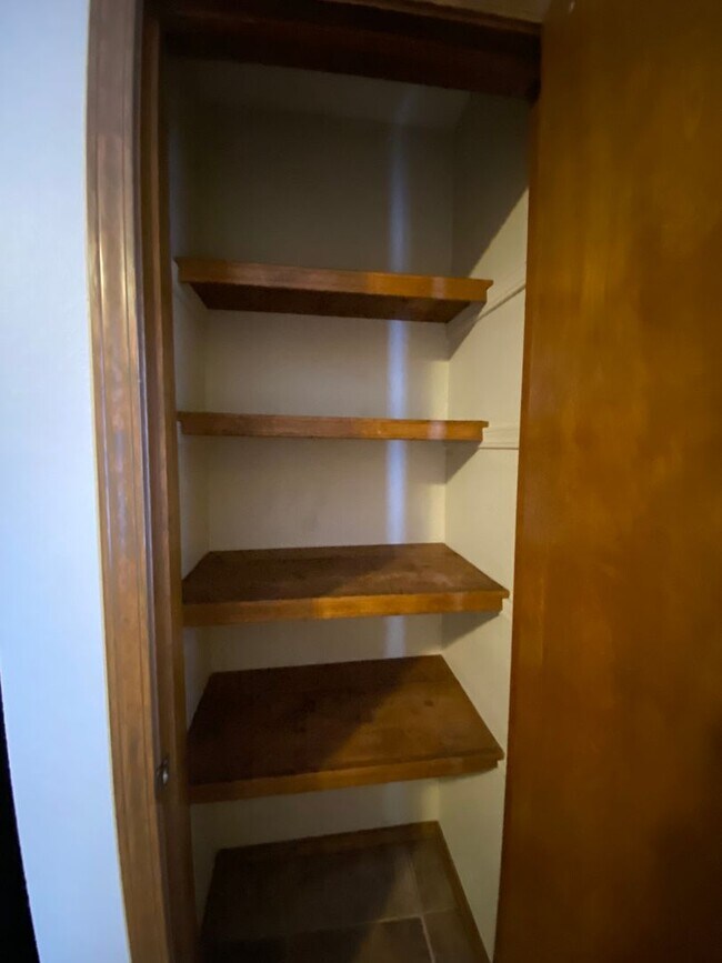 Building Photo - 2 bedroom 1.5 bath Townhome in a great location!