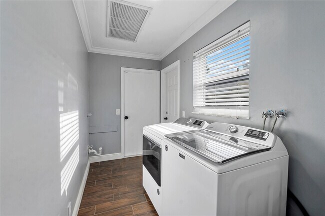 Building Photo - 5820 NW 56th Pl