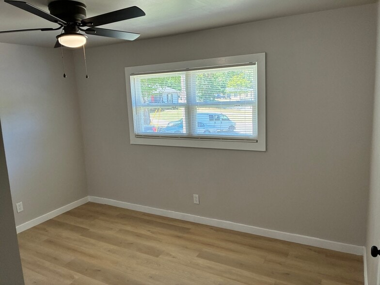 Building Photo - 6109 Oakwood Cir SW
