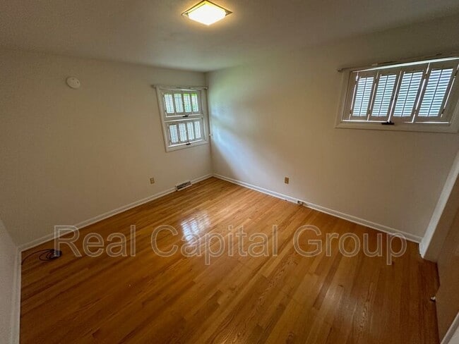 Building Photo - 32 Hendrick Ave